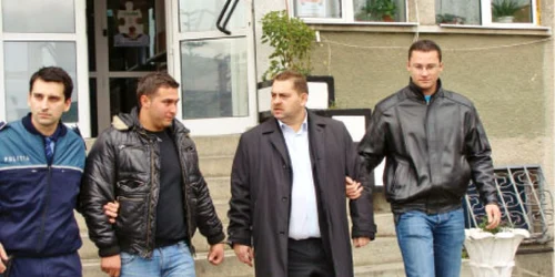 Toma Potârcă (al doilea din stânga) şi Constantin Ninel Potârcă (al doilea din dreapta) au fost reţinuţi luni seară
