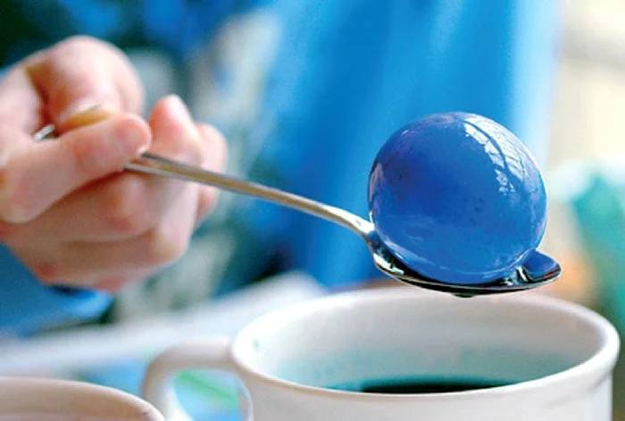 
    Vopseua cu plumb se vinde de cele mai multe ori ambalată în pachețele din plastic, legate cu ață  