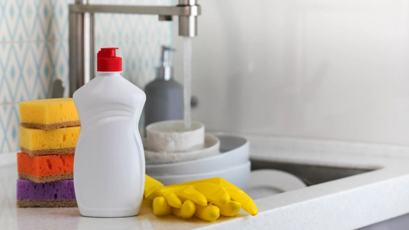 Detergentul de vase nu ajută la eliminarea bacteriilor din buretele de vase / FOTO: arhivă