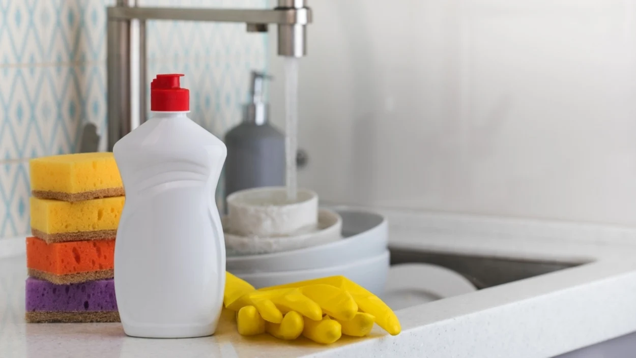 Detergentul de vase nu ajută la eliminarea bacteriilor din buretele de vase / FOTO: arhivă