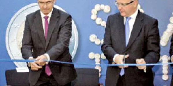 Lansarea campaniei euro în Estonia: de la stânga, președintele BCE, Jean-Claude Trichet, guvernatorul Băncii Centrale Estoniene, Andres Lipstok, comisarul european pentru Afaceri Monetare, Olli Rehner, și ministrul de Finanţe estonian, Jurgen Ligi