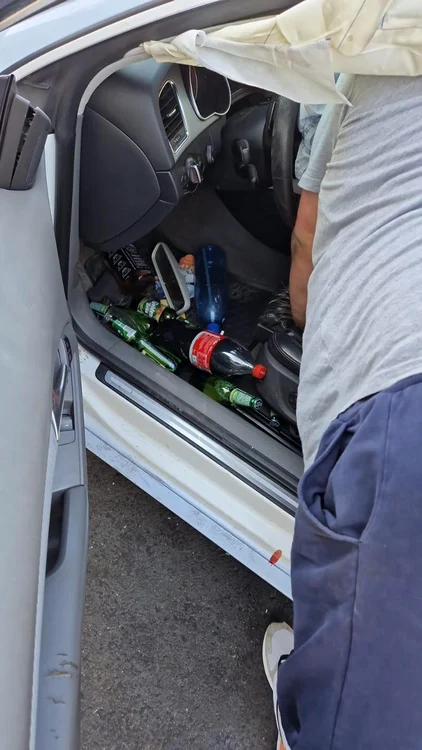 În autoturism au fost găsite mai multe sticle cu alcool. FOTO Sindicatul Europol
