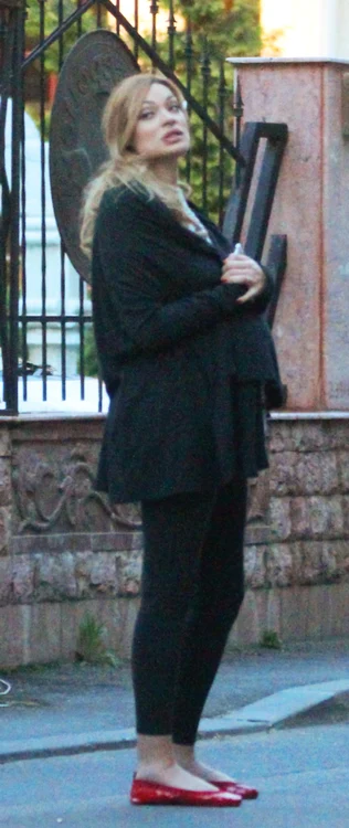 Valentina Pelinel afișează o burtică proeminentă, iar picioarele abia îi mai intră în balerini