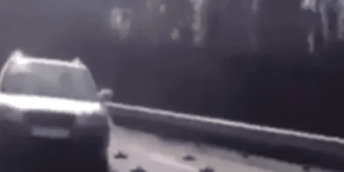 masina care circula pe un drum minat FOTO captura video