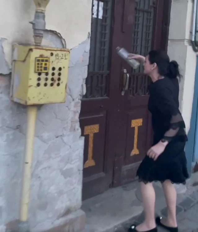 Femeia aruncă cu urină pe poartă FOTO: captură video