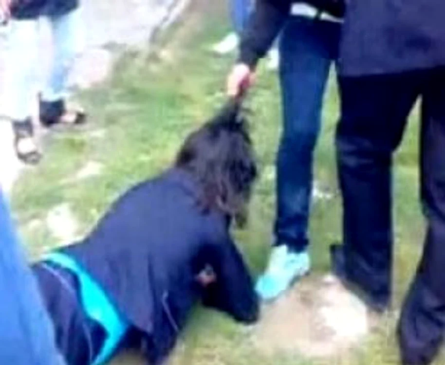 
    Una dintre fete a lăsat-o fără cunoştinţă pe rivala ei  