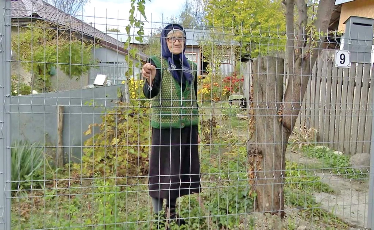 
    Tanti Stanca aşteaptă, cu speranţă, să-şi revadă fiica aflată în FranţaFoto: Iulian Bunilă  