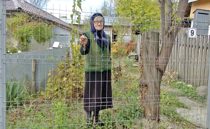 Tanti Stanca aşteaptă, cu speranţă, să-şi revadă fiica aflată în FranţaFoto: Iulian Bunilă