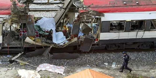 Imagine cu trenul din Madrid atacat cu bombă în 2004 FOTO AFP