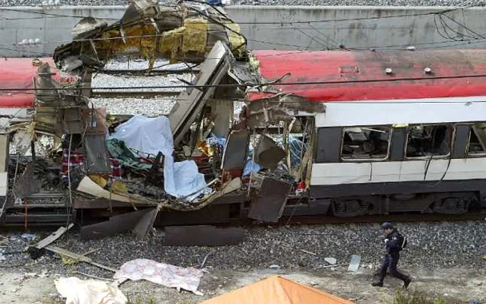 Imagine cu trenul din Madrid atacat cu bombă în 2004 FOTO AFP