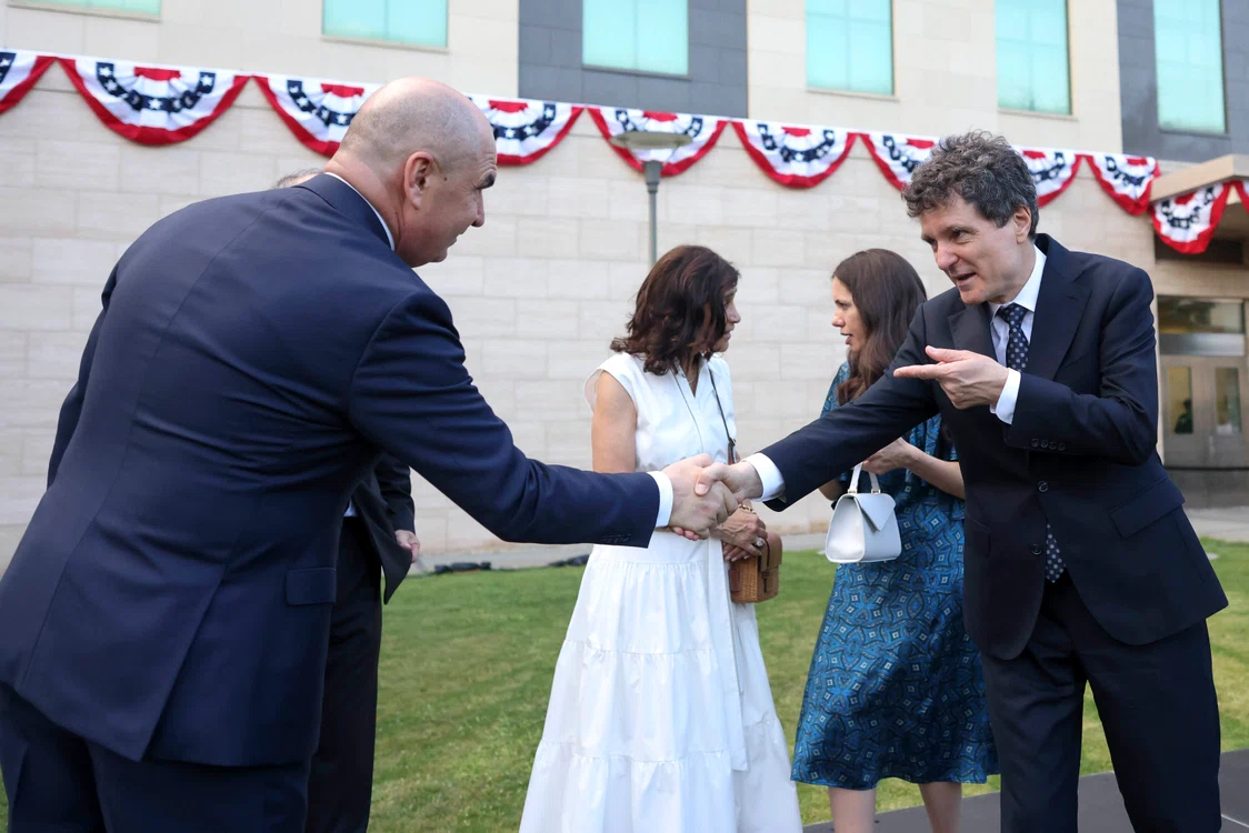 Ilie Bolojan și Nicușor Dan la recepția de la Ambasada SUA. INQUAM Photos George Călin 