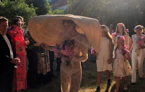 Asta da mireasă îndrăzneaţă! Invitaţii nici nu au putut să i vadă faţa jpeg