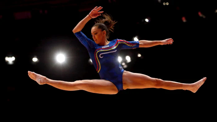 
    Larisa Iordache  