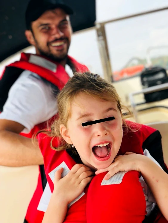 Isabela pare foarte încântată de mini-vacanța din Deltă