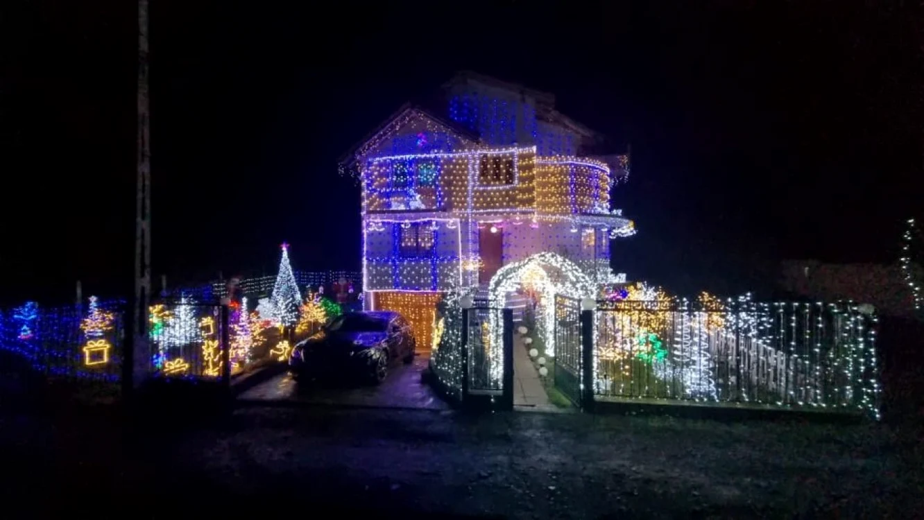 Casa din Ighiel este împodobită cu mii de luminiţe Sursa captură video