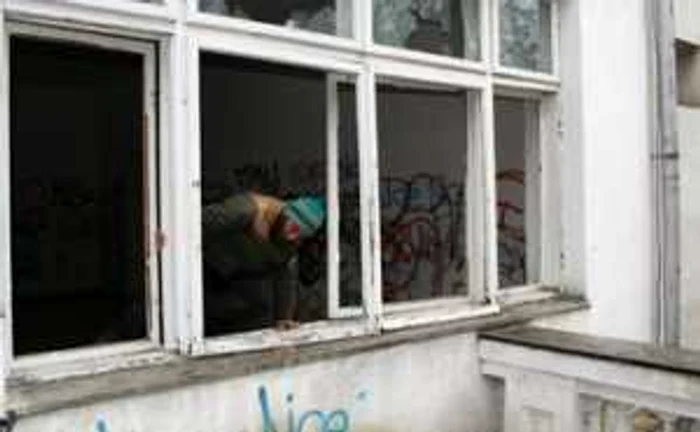 Persoanele fără adăpost devalizează monumentele istorice părăsite