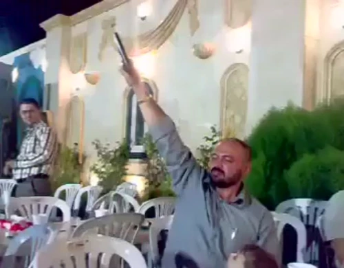 Un tată iresponsabil este împuşcat de fiul său