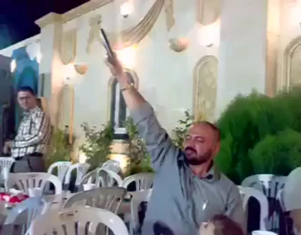Un tată iresponsabil este împuşcat de fiul său