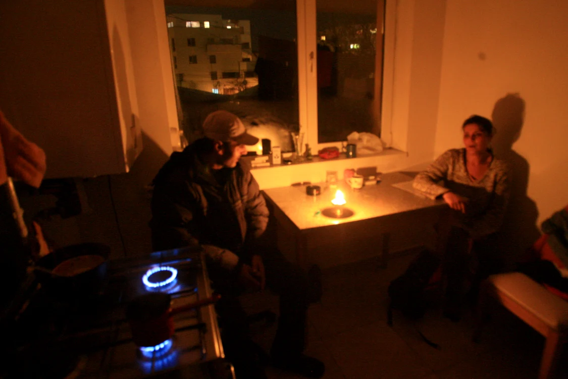 Cei care locuiesc în zonă stau la lumina lumânării