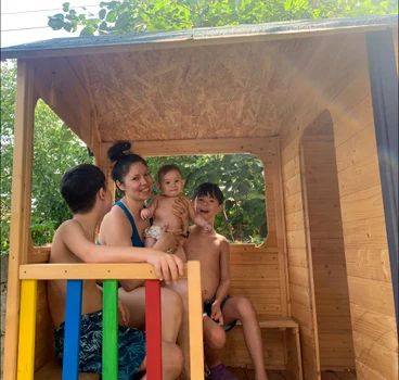 Cristina Bălan, alături de cei mici. Sursă: Facebook