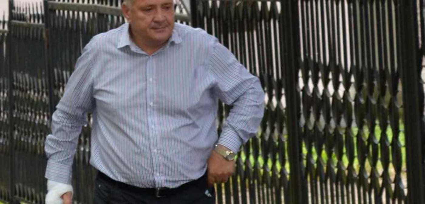 Emil Savin a sosit la Parchetul de pe lângă Tribunalul Vaslui, însoţit de avocat