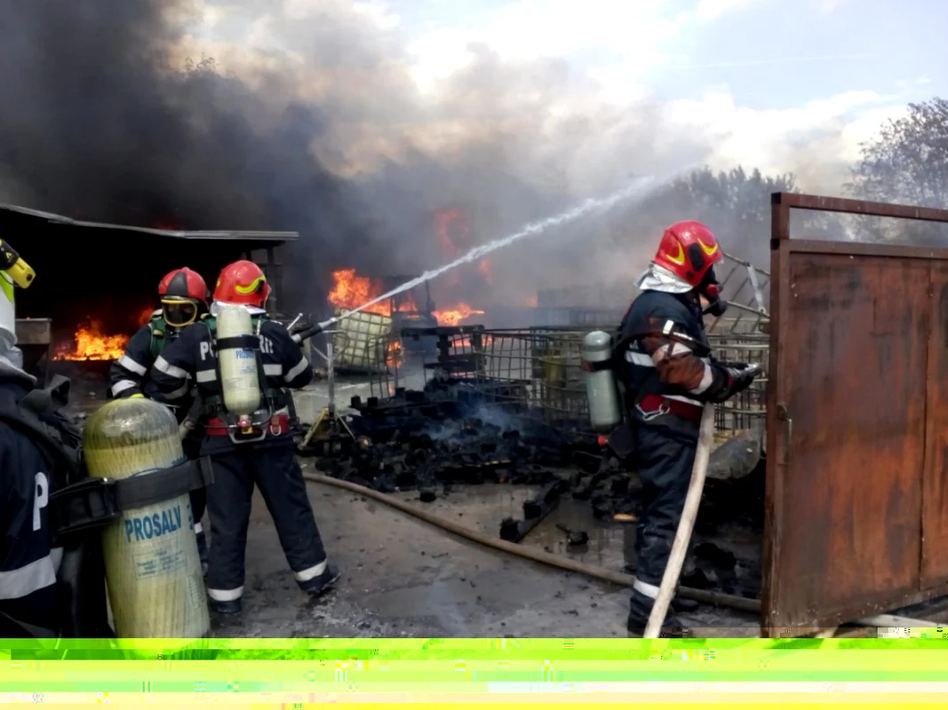 Incendiu violent în Râmnicu Vâlcea la un depozit de materiale de construcţii - o victimă a suferit arsuri grave Foto ISU Vâlcea