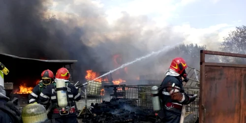 Incendiu violent în Râmnicu Vâlcea la un depozit de materiale de construcţii - o victimă a suferit arsuri grave Foto ISU Vâlcea