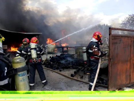 Incendiu violent în Râmnicu Vâlcea la un depozit de materiale de construcţii - o victimă a suferit arsuri grave Foto ISU Vâlcea