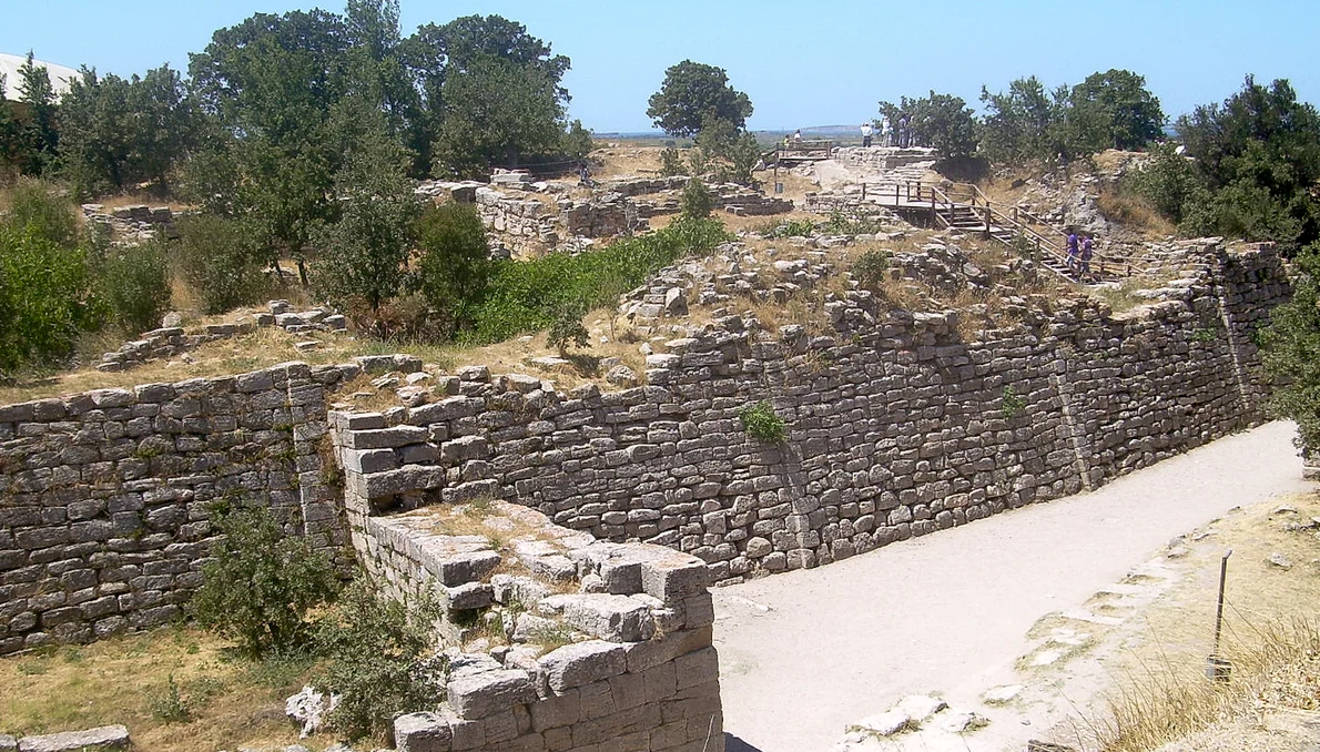 Zidurile Troiei  (By CherryX per Wikimedia Commons, CC BY-SA 3.0, https://commons.wikimedia.org/w/index.php?curid=21675688)