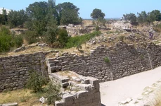 Zidurile Troiei  (By CherryX per Wikimedia Commons, CC BY-SA 3.0, https://commons.wikimedia.org/w/index.php?curid=21675688)