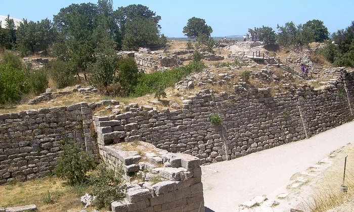 Zidurile Troiei  (By CherryX per Wikimedia Commons, CC BY-SA 3.0, https://commons.wikimedia.org/w/index.php?curid=21675688)