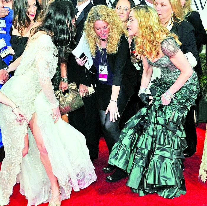 Madonna calcă pe urmele Jessicăi Biel şi îi prinde rochia sub pantof când se opresc să facă poze (Fotografii: guliver/splashnews/afp/reuters)