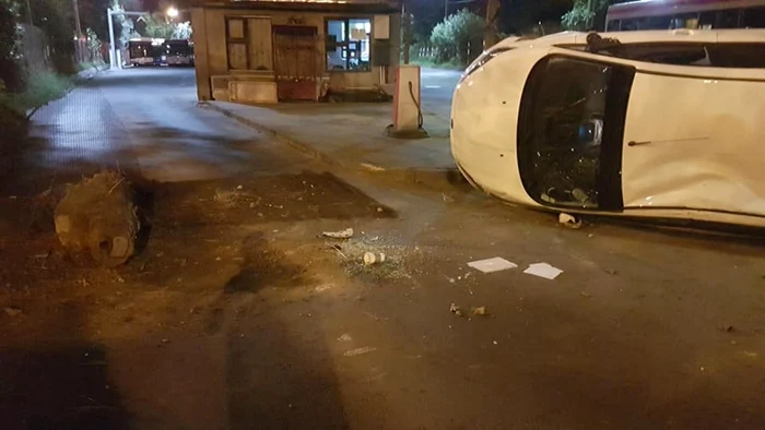 Autoturismul a părăsit şoseaua şi s-a răsturnat de la 5 metri înălţime. FOTO: Info trafic jud cluj