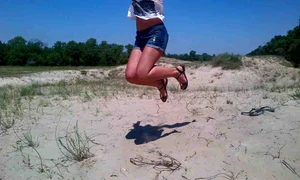 Într un salt de bucurie, tânăra roşcată ne a arătat ce corp sexy are  jpeg