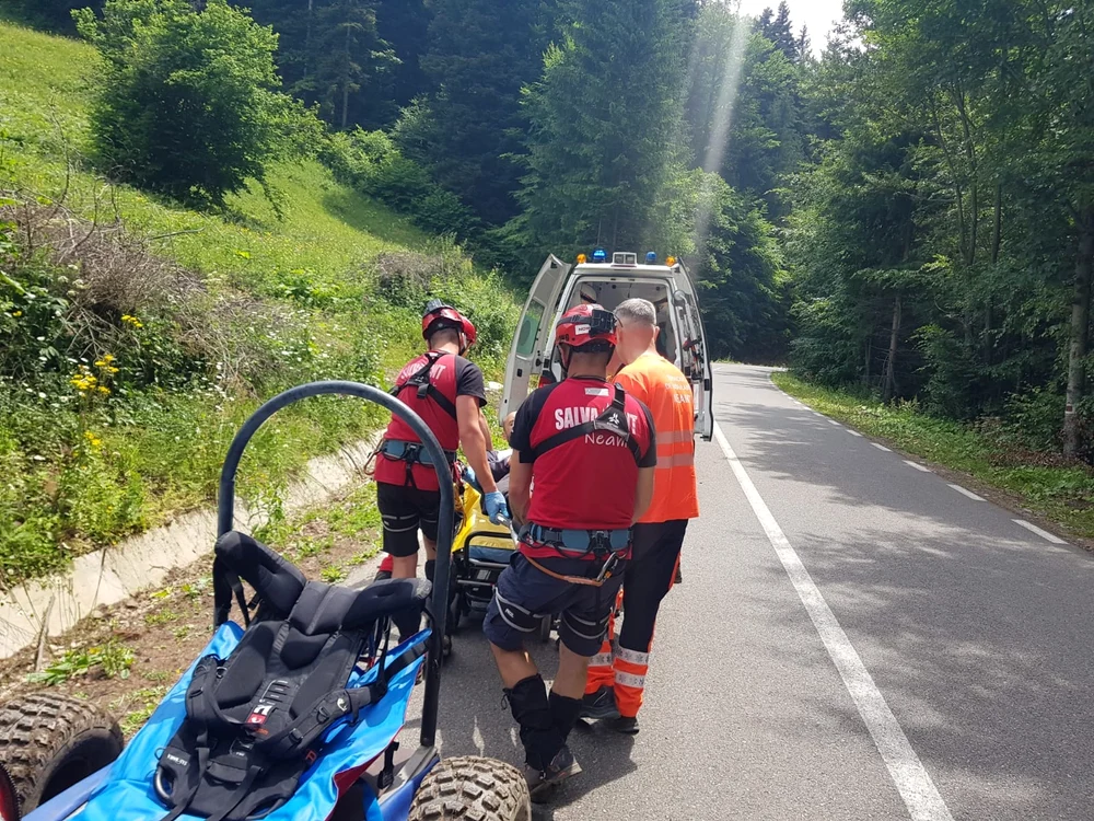 Turistul cu probleme a fost transportat la spital FOTO Adrian Lăzăroaia 