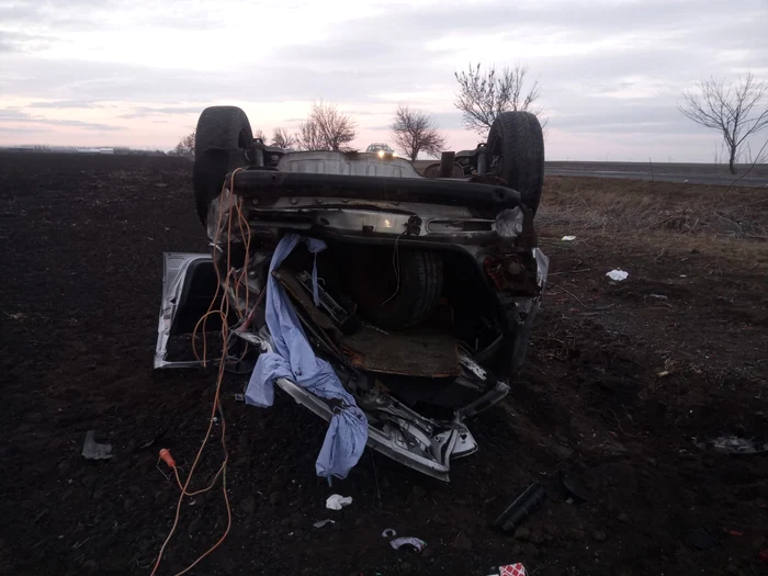 Maşina s-a răsturnat  pe câmp. Foto: IPJ Buzău