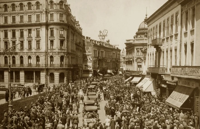 Forfotă mare pe Calea Victoriei, în zona Cercului Militar, în perioada interbelică FOTO pmb.ro