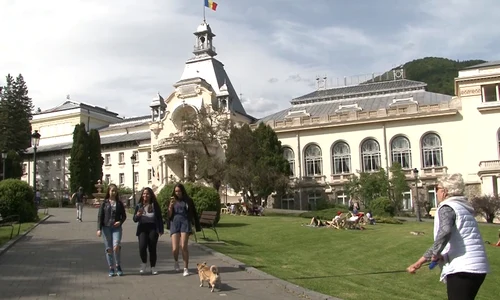 Parcul din fața Casinoului din Sinaia s a umplut de turiști jpeg