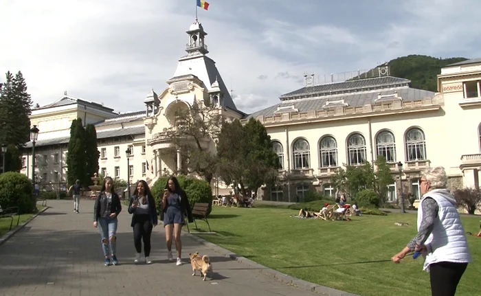 Parcul din fața Casinoului din Sinaia s-a umplut de turiști
