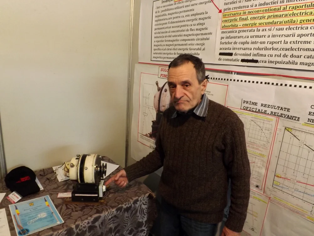 Gabriel Diaconu arată motorul cu magneţi, pe care l-a testat cu succes pe un Trabant. FOTO: R. Florescu