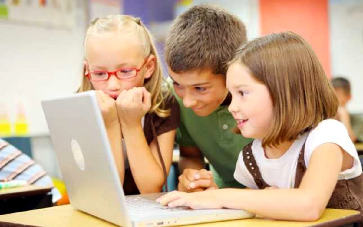 Părinţii
trebuie să supravegheze copiii atunci când stau pe internet. FOTO: tmpress.ro