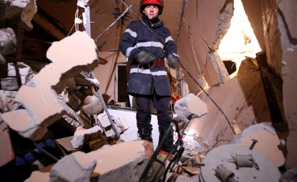 
    Cel puţin doi pereţi interiori s-au prăbuşit (Foto: Arhivă)  