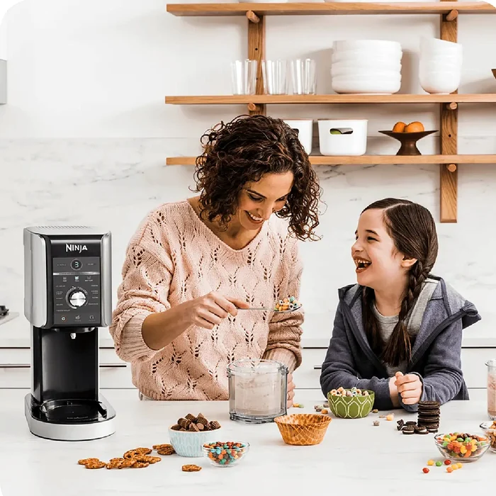 Aparat de înghețată Ninja CREAMi Deluxe NC 501, în Top 6 aparate de deserturi Sursă eMAG