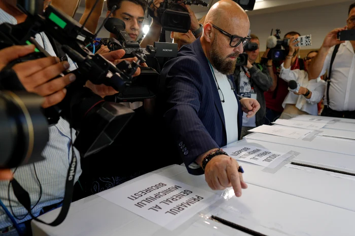 Primarul Piedone a votat alături de fiul său FOTO INQUAM Photos