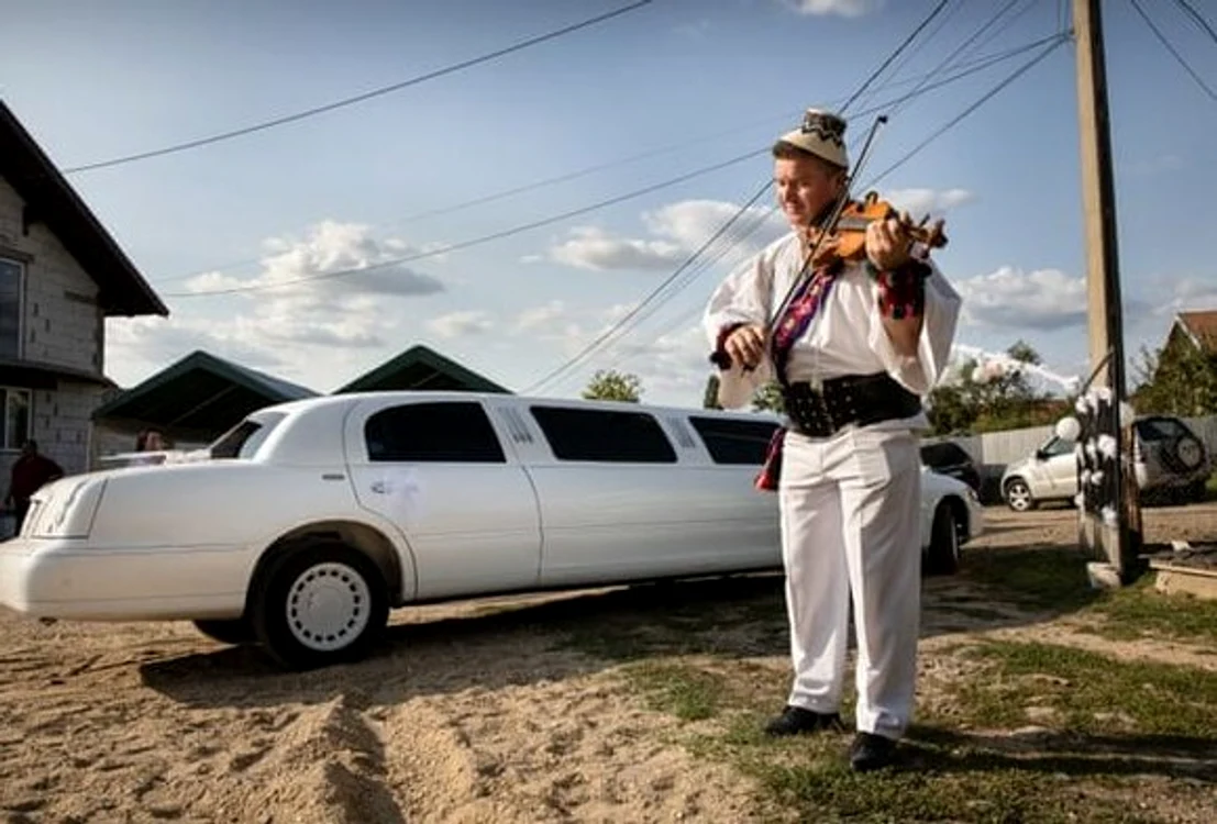 
    Mirii merg către biserică alături de invitaţii îmbrăcaţi în port popular şi de lăutari FOTO: theguardian.com  