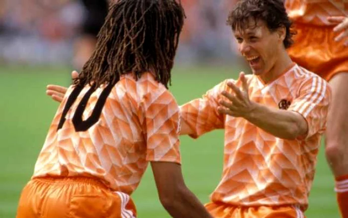 Van Basten, felicitat de Gullit