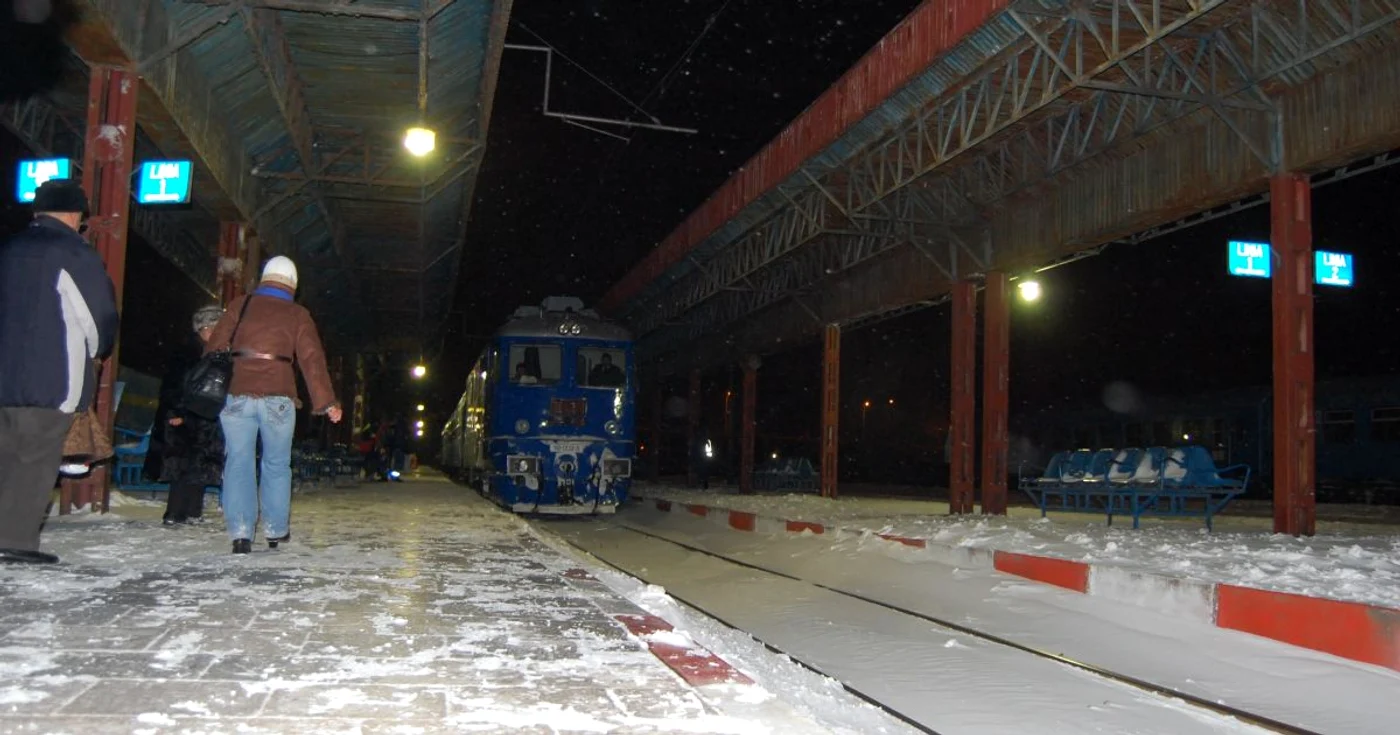 Trenurile vor înregistra întârzieri din cauza ninsorii 