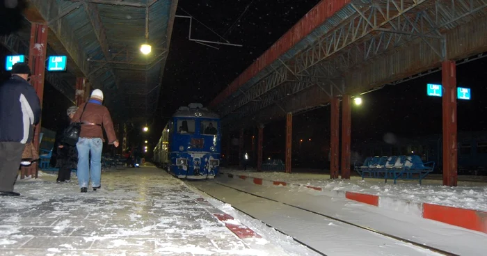 Trenurile vor înregistra întârzieri din cauza ninsorii 