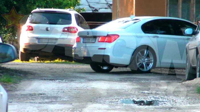 În curtea părintelui Robertino Oprea, un Volkswagen și un BMW