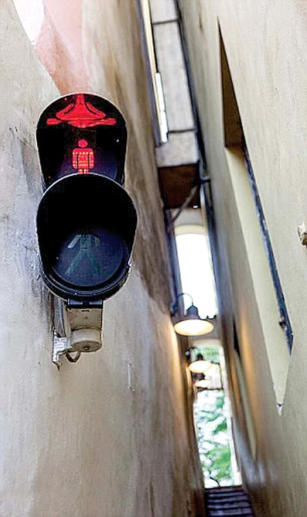 Cea mai îngustă stradă din Praga are lăţimea de 49,7 centimetri